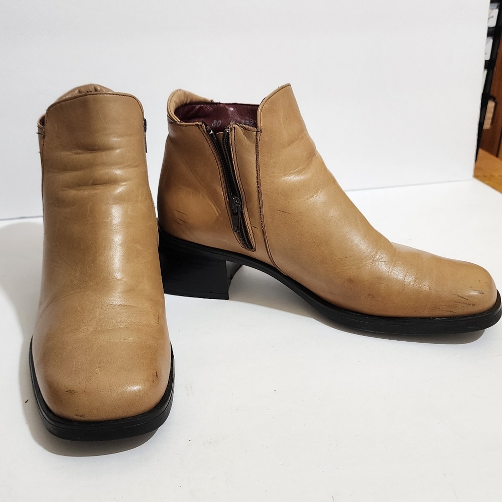 Santana Canada Beige Square Toed Leather Ankle Boots